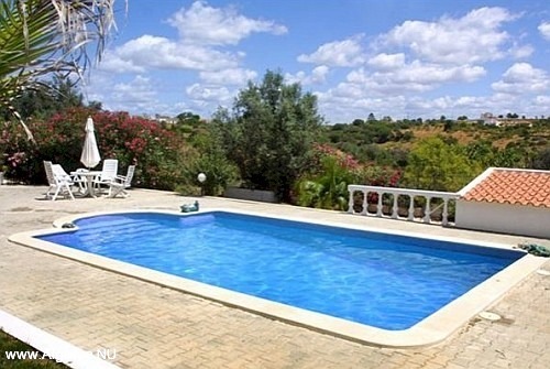 Het zwembad van Vila Maria in volle lengte gezien.