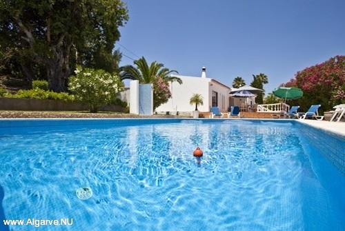 Een foto van het zwembad met op de achtergrond Vila Maria.