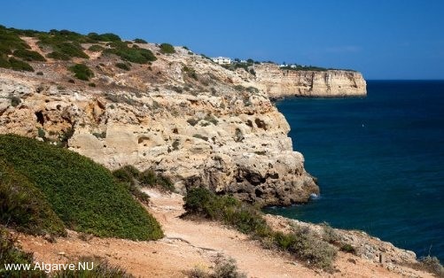 De kust van de Algarve met prachtige rotsformaties en stranden.