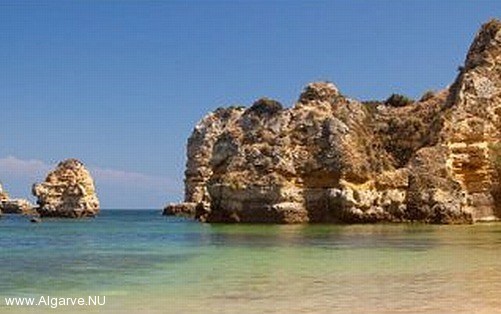 Mooie stranden en boeiende rotsformaties, dat is de Algarve in Portugal.