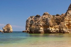 Mooie stranden en boeiende rotsformaties, dat is de Algarve in Portugal.