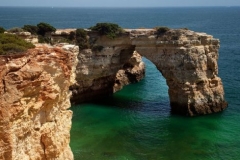 Deze mooie rotsformaties ziet u overal aan de kust van de Algarve.