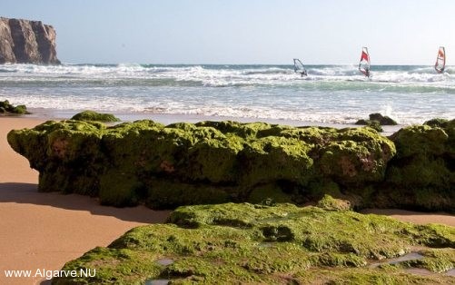 Windsurfen in de Algarve, voor een leuke bries en golven op naar Portugal.