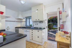 Gezellige complete keuken met apparatuur. Ook afwasmachine. Extra vriezer en wasmachine in de schuur.