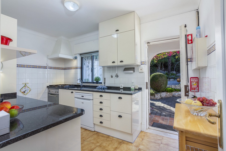 Gezellige complete keuken met apparatuur. Ook afwasmachine. Extra vriezer en wasmachine in de schuur.