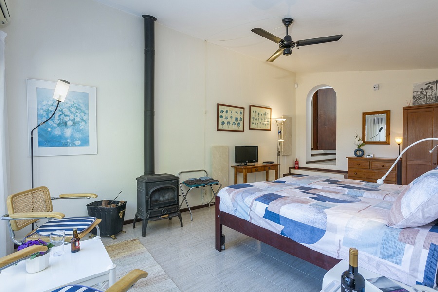 Heel grote master bedroom met airco en met en-suite prive badkamer met douche en klein ligbad