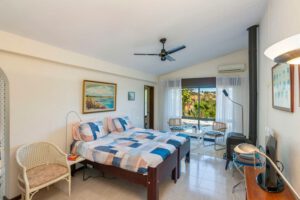 Ouderslaapkamer met TV-zenders, airco, romantische houtkachel en schuifdeuren naar de tuin met particulier zwembad