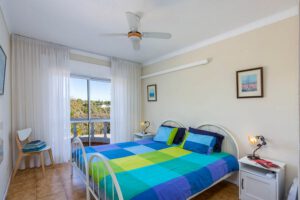 Tweede slaapkamer met klein balkon met mooi uitzicht. Gedeelde badkamer met douche en twee wastafels en toilet