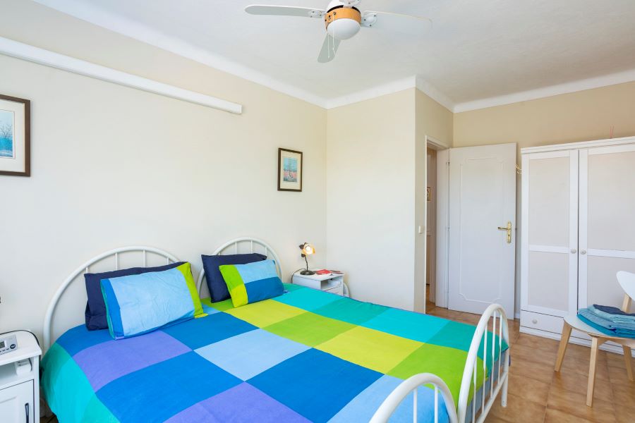 Ruime slaapkamer met eigen verwarmingspanelen. Kledingkast en ventilatoren. Ruime villa in de Algarve.