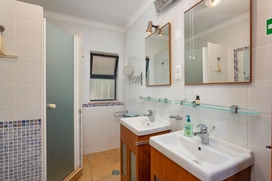 Familiebadkamer met twee wastafels, toilet en douche. Voor de overwinteraars met hond te verwarmen met straalkachel.