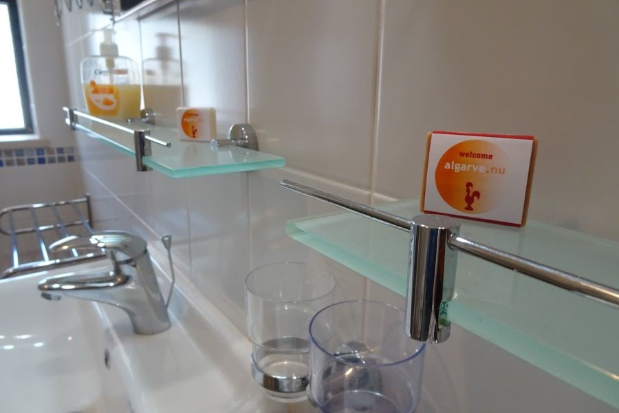 Ons welkomszeepje met Algarve.NU staat voor u klaar in beide badkamers en aparte toiletruimte.