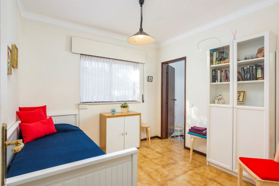 Tussenslaapkamer met luxe bedbank die kan worden uitgeschoven tot ruim 2 persoons bed.