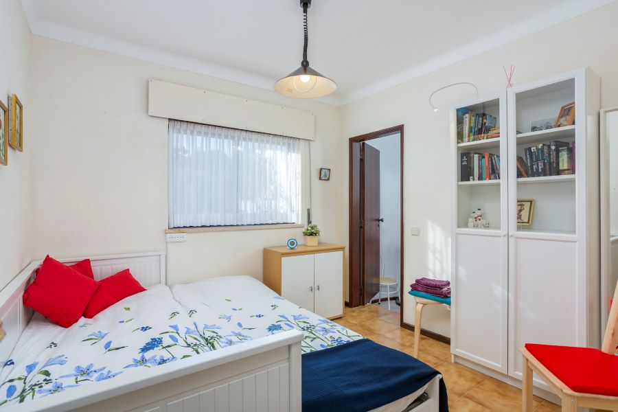 Uitgeschoven bedbank voor 2 personen. Kastruimte met boeken. Deze deelt de familiebadkamer.