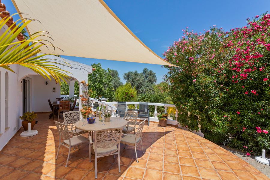 Fijn en ruim terras bij uw Vakantiewoning in de Algarve, Portugal. Dicht bij zee-stranden. Praia do Carvoeiro-Benagil dichtbij