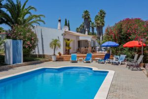 Geheel privé zwembad. Niemand anders die er gebruik van maakt. Puur voor u. Afmeting ca. 35m2. Vila Maria, Vakantiehuis Algarve Portugal