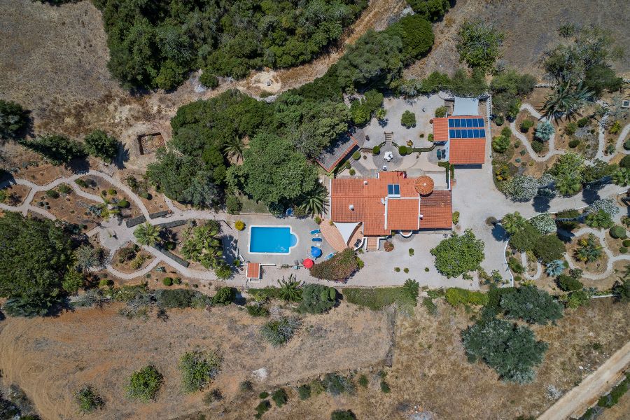 Riante vrijstaande villa met zwembad, dubbele garage en tuin met palmbomen in de Algarve, Portugal te huur. Hond welkom