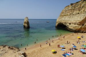 27. Praia do Carvalho, het smokkelaarsstrand van de Algarve. Via uitgehakte gang door grotten