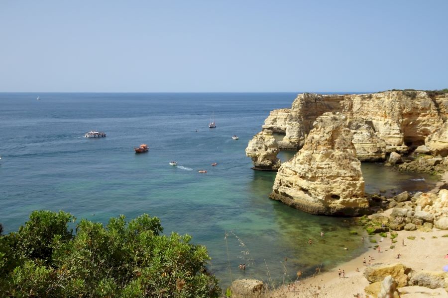 Praia da Marinha beach. Op Wereld Erfgoedlijst als een van de mooiste stranden van Europa.