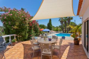 Buitenterras met schaduwdoek en toegang naar het zwembad. Ook uw hond is welkom