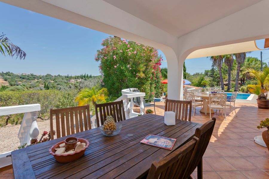Fijn ontbijten in de zon, rechtstreeks vanuit uw huiskamer met airco terwijl u geniet van het vrije uitzicht