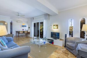 Ruime en gezellige huiskamer met verwarming voor de overwinteraars. Gratis Wifi en veel TV-zenders. Vila Maria, Vakantiehuis Algarve Portugal