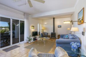 Ook met de houtkachel uw huisje in de zon verwarmen wanneer u overwintert met uw hond. Stranden dichtbij.