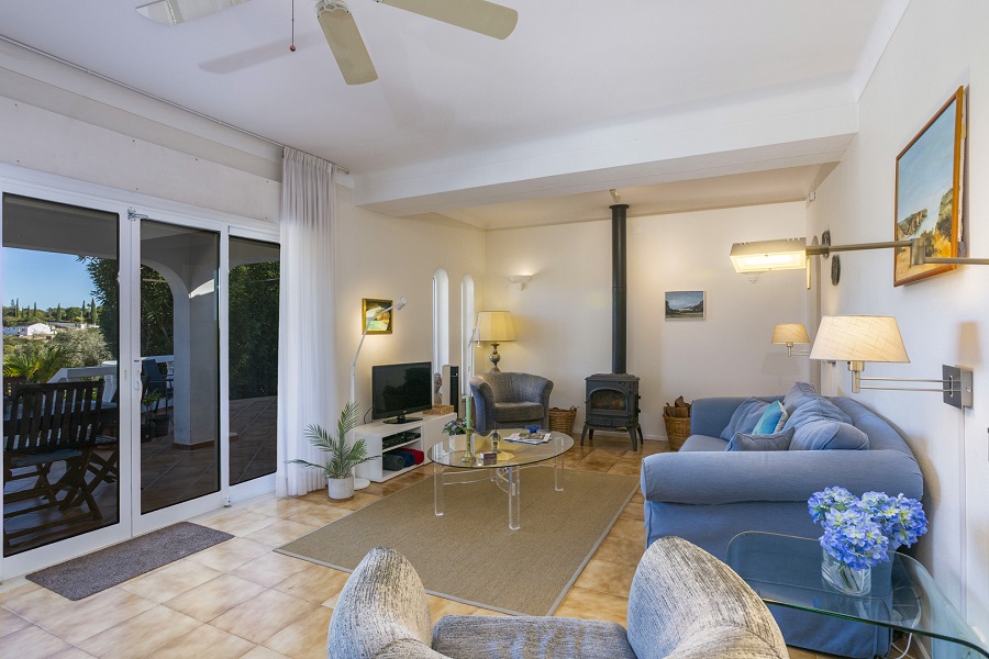 Ook met de houtkachel uw huisje in de zon verwarmen wanneer u overwintert met uw hond. Stranden dichtbij.