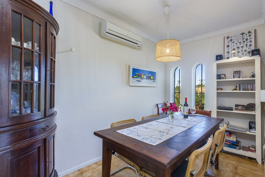 Eethoek met servies, spelletjes, boeken, radio, cd-speler en natuurlijk staat uw flesje klaar wanneer u aankomt vanuit Faro