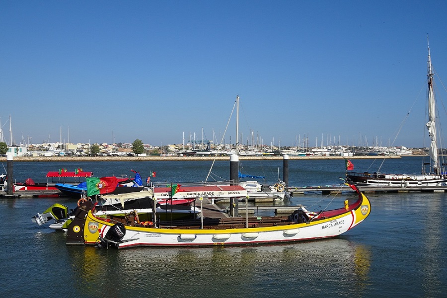 Langs de kade van de havenstad Portimao zijn vele mogelijkheden en een bootreisje te maken.