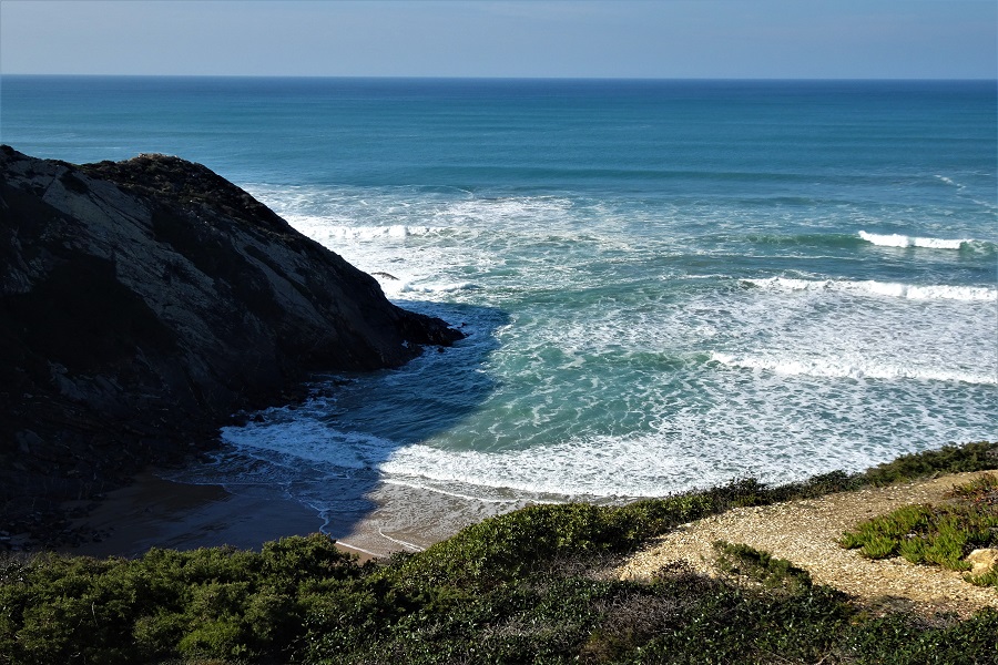 De westkust van de Algarve en Alentejo wordt gekenmerkt door de ruige zwarte rotsen waartussen mooie stranden.