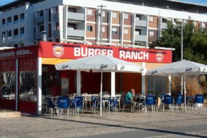 Niet alleen Mac. Donalds is in de Algarve vertegenwoordigd. Ook de BurgerKing en de BurgerRanch zijn er.