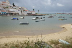 Algarve, Portugal Holiday omgeving met Ferragudo als hoogtepunt. Rommelmarkt op de zondag ochtend.