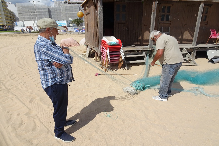Nettenboeten in Armacao de Pera. Mooi vlak strand met vissersboten
