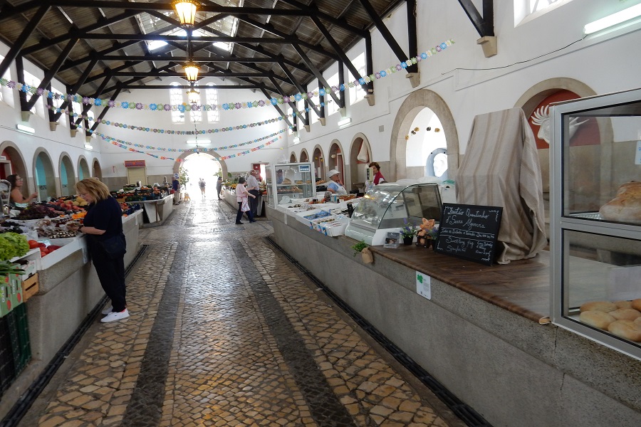 Verse vis in de markthal van Silves. Dourade, zalm, kreeft, gamba's