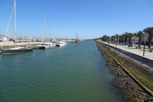 De jachthaven Meia Praia van Lagos, uitmondend bij het fort Ponte Bandeira