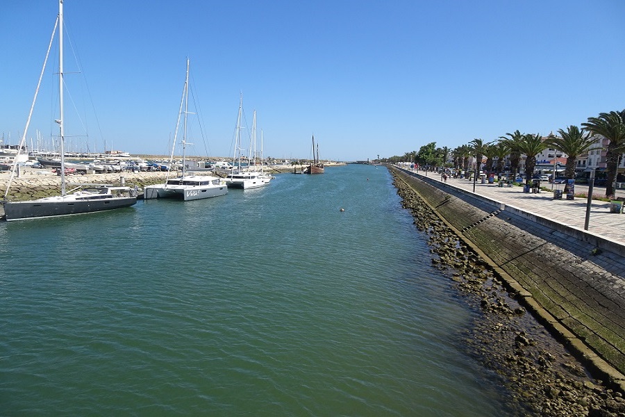De jachthaven Meia Praia van Lagos, uitmondend bij het fort Ponte Bandeira