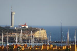 Ded vuurtoren van Ferragudo-Portimao bij de strandjes Praia dos Caneiros en do Pintadinho