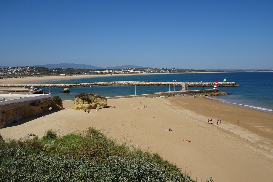 Praia da Rocha strand bij NoSolo en restaurant O Farol. De plaats voor grote festivals zoals Afro Nation