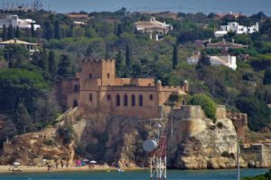 Het kasteel van Ferragudo dat over de rivier de Arade, Praia Grande naar Portimao kijkt.