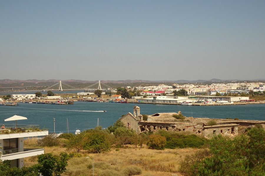 Oud klooster, mede als uitzicht van uw appartement met zwembad in de Algarve
