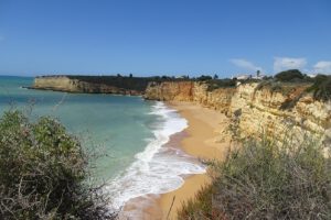 Tussen de rotsen liggen veel mooie praias. Ideaal voor watersport, duiken en zonnen.