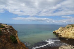 Zandstranden langs de kust bij Praia do Carvoeiro. Algarve, Portugal Holiday omgeving