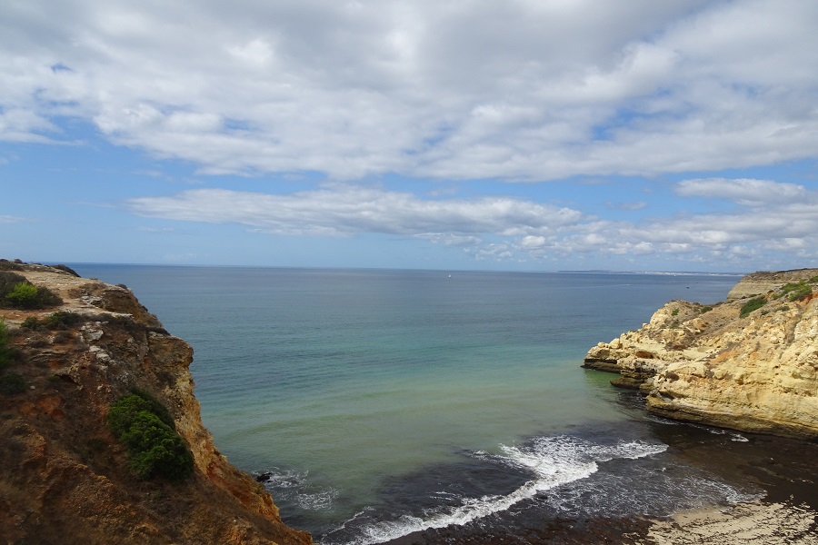 Zandstranden langs de kust bij Praia do Carvoeiro. Algarve, Portugal Holiday omgeving