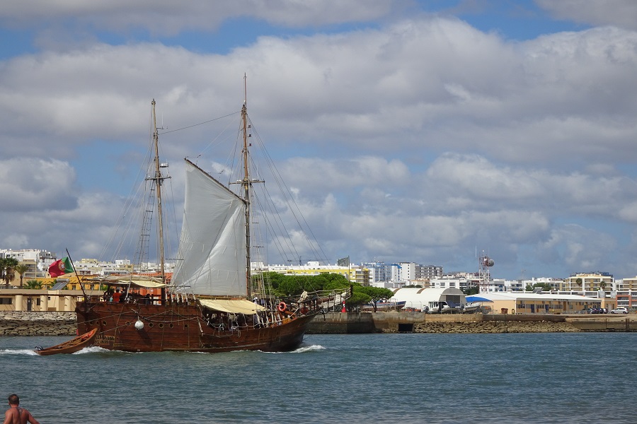 Piratenschip voor een tocht langs de kust, zwemmen, zonnen en BBQ
