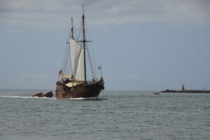 Piratenboot met vertrekpunt Portimao. Voor een BBQ op het strand