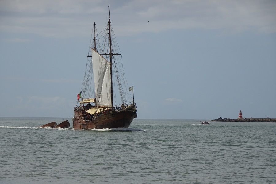 Piratenboot met vertrekpunt Portimao. Voor een BBQ op het strand