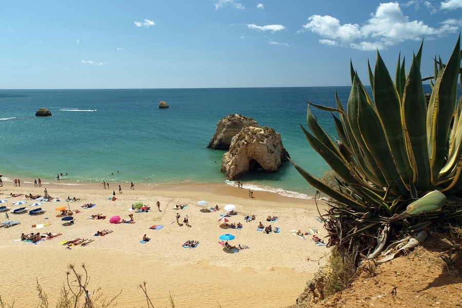 Zeer veel zondstranden langs de kust, goed te bereiken vanaf uw vakantiehuis Algarve