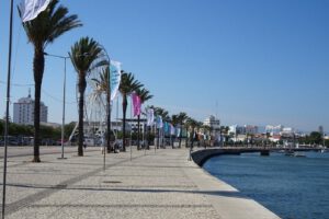 Flaneren over de lange boulevard van Portimao langsw de oever van de Arade.