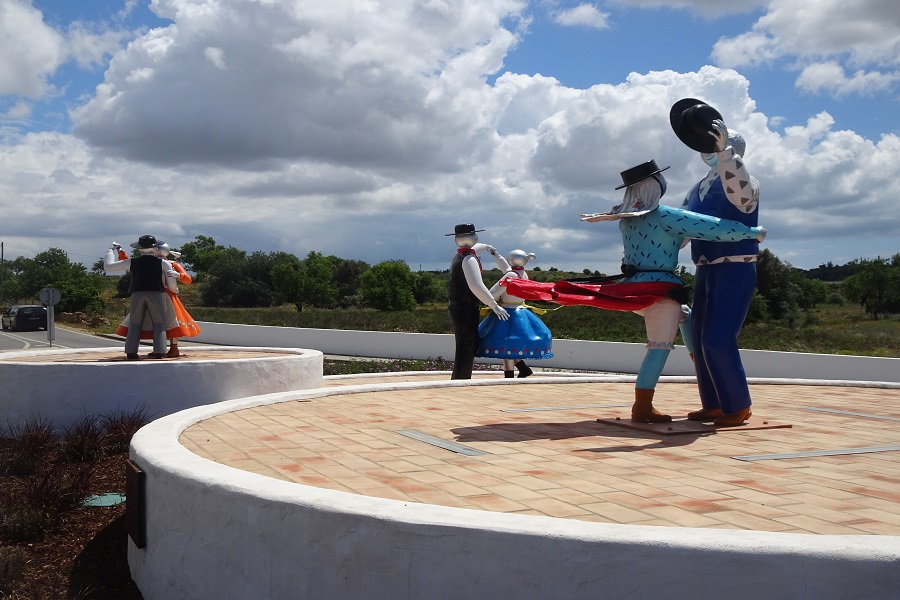 Dansende folkloren op de rotonde bij Parchal en Estombar