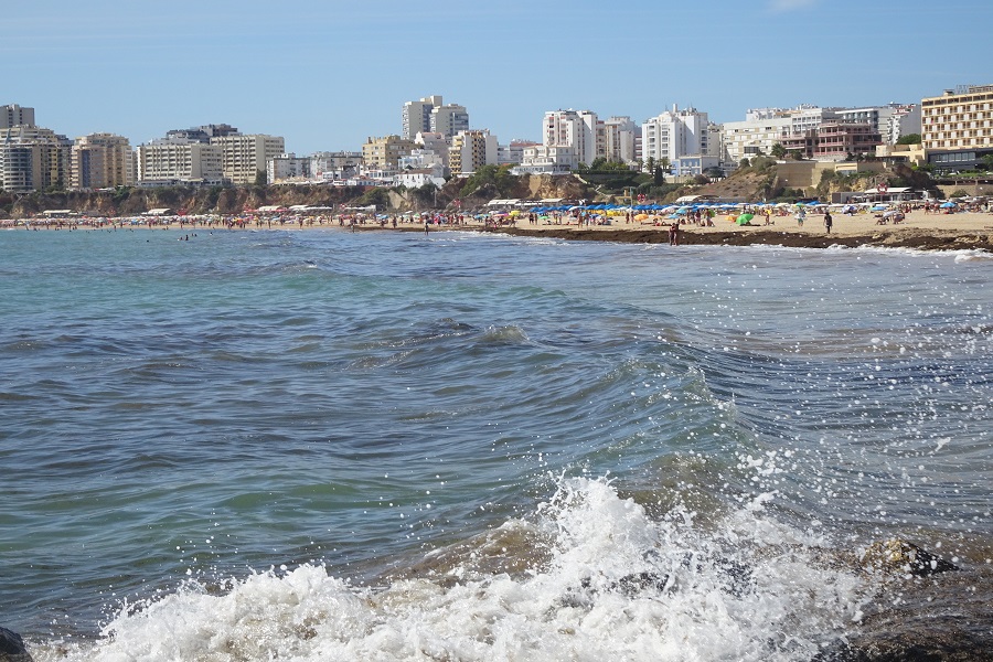 Praia da Rocha strand met veel bars en restaurants aan ded lange boulevard. Met casino en hotels.